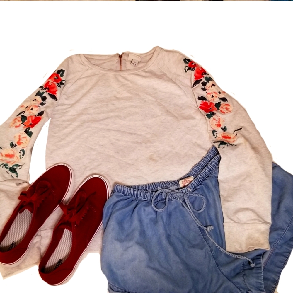 Cream Colored Sweater with Elegant Flower Embroidery